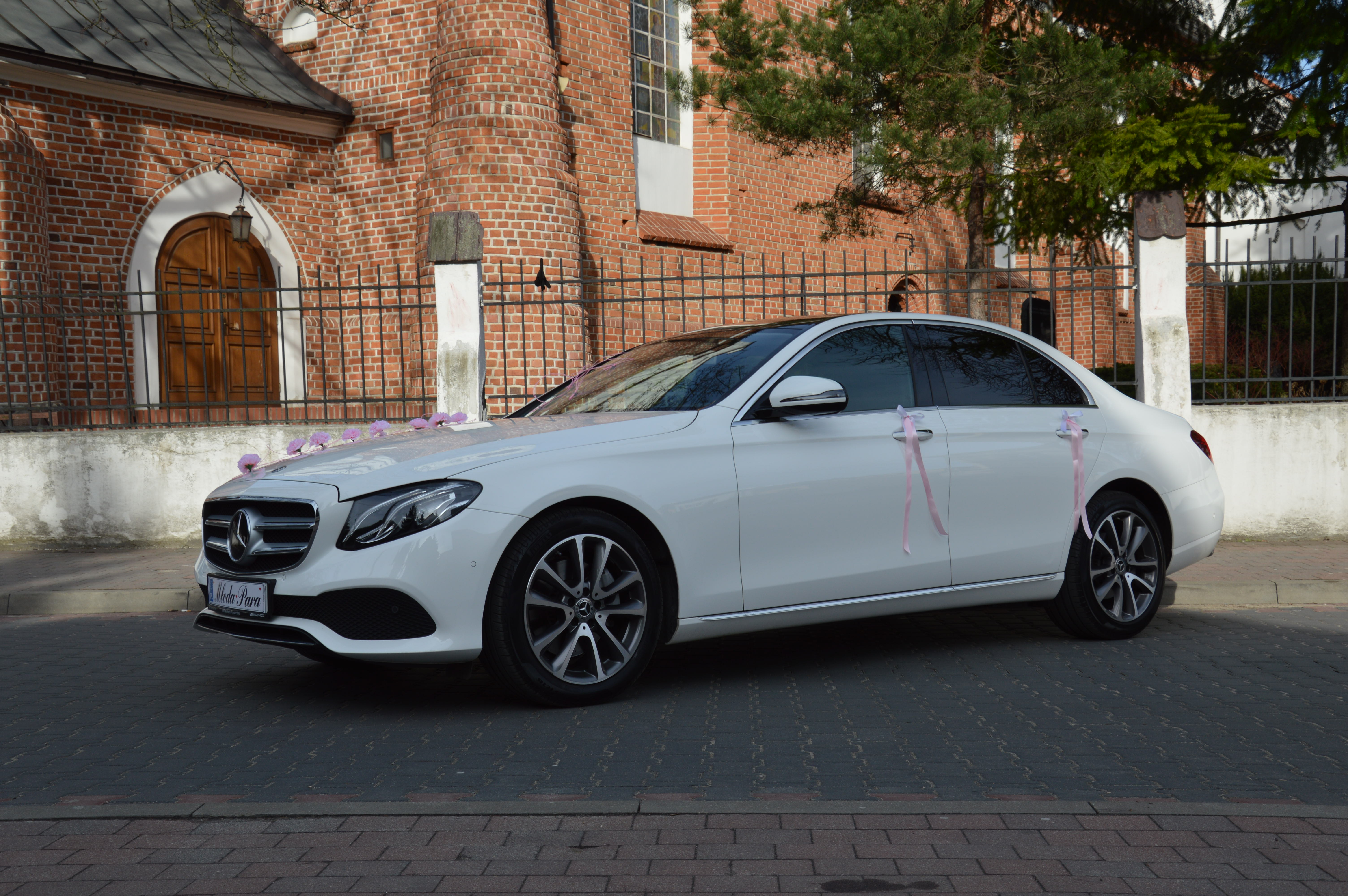 Samochód do ślubu Biały Mercedes Eklasa na ślub